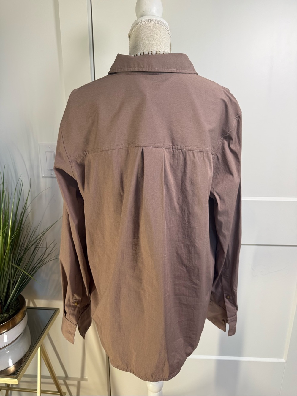 Lululemon Women’s Button Down Shirt Large Mauve Taupe Long Sleeve Office Casual - Picture 3 of 7